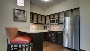 Réfrigérateur, micro-ondes, plaque de cuisson, lave-vaisselle