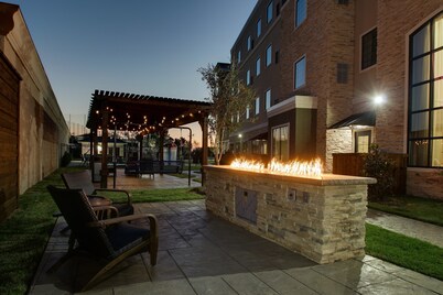1 Bedroom | Outdoor Pool, Free Wi-Fi & Breakfast