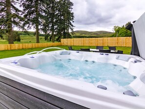 Bañera de hidromasaje al aire libre