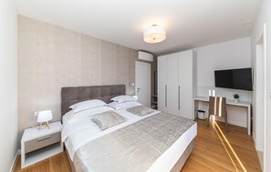 3 Schlafzimmer, Zimmersafe, Bügeleisen/Bügelbrett, Reisekinderbett