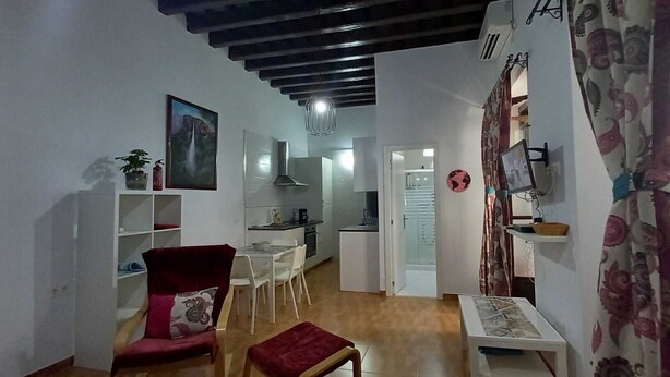 A compact living space with a dining area, a kitchen, and a small office. - Study Cádiz center, meters with air conditioning. Up to 5 people (Cádiz)