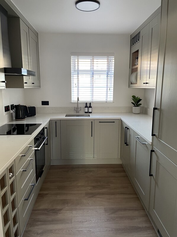 Refrigerador, microondas, horno, placa de cocina