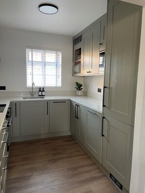 Fridge, microwave, oven, stovetop - Freshly updated town house Carlisle City Centre (Carlisle)