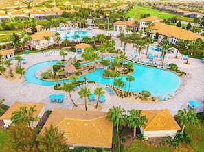 Ein Resort mit mehreren Schwimmbecken, Palmen und Liegebereichen.