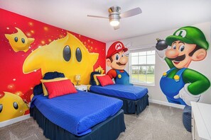4 chambres, bureau, fer et planche à repasser, lit de b ébé portatif