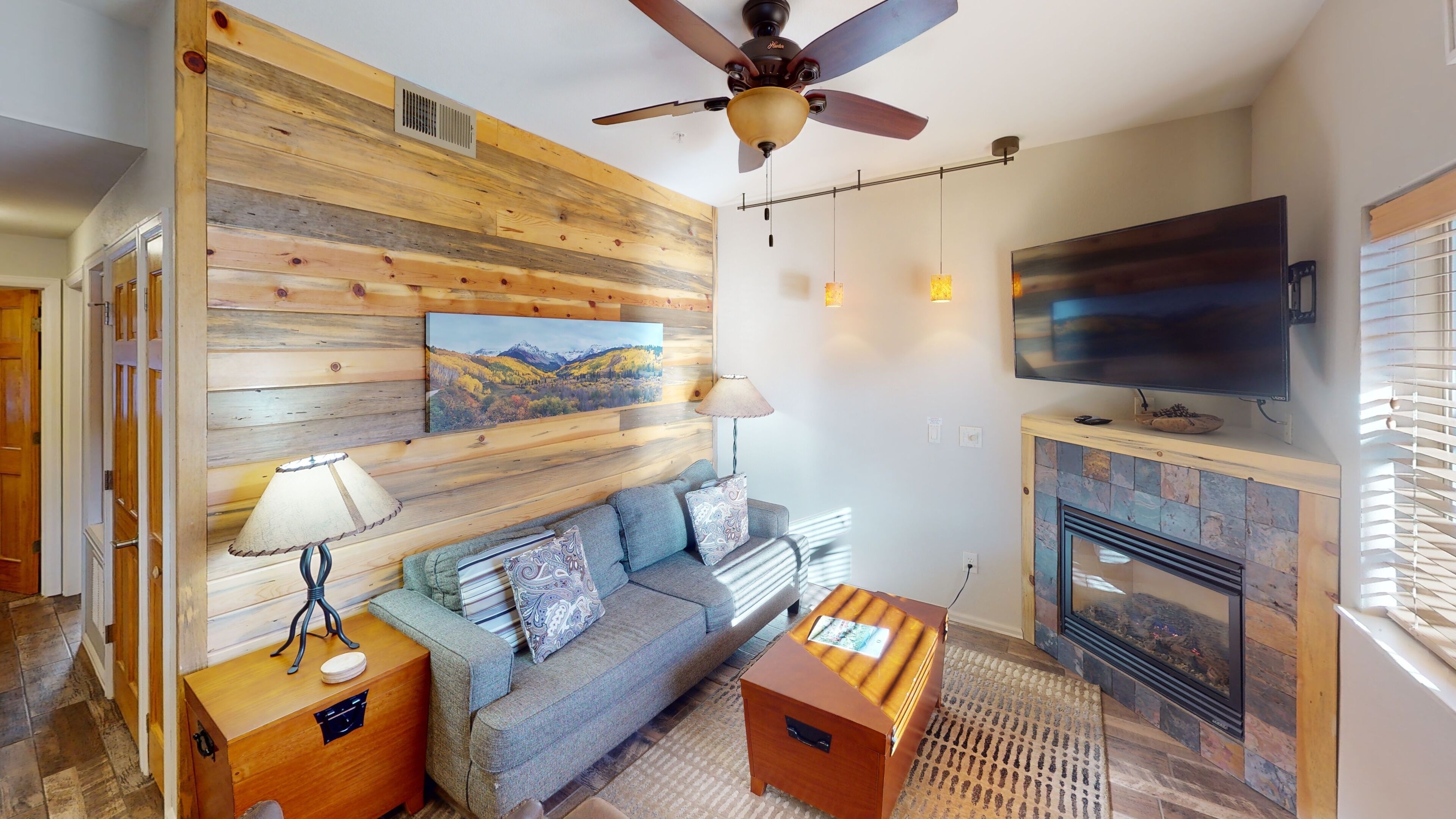 Ground level, 2 bedroom condo, near a hot tub! #181