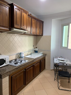 Réfrigérateur, micro-ondes, cafetière/bouilloire, tables à manger