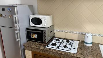 Réfrigérateur, micro-ondes, cafetière/bouilloire, tables à manger