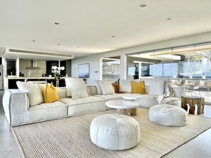 Smart TV, fireplace, video games, ping pong - ABSOLUTE BEACHFRONT LUXURY (Sunrise Beach)