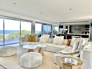 Smart-TV, Kamin, Videospiele, Tischtennisplatte