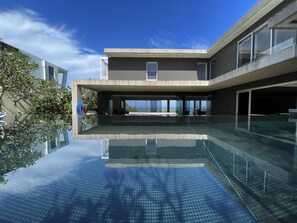 Outdoor pool - ABSOLUTE BEACHFRONT LUXURY (Sunrise Beach)