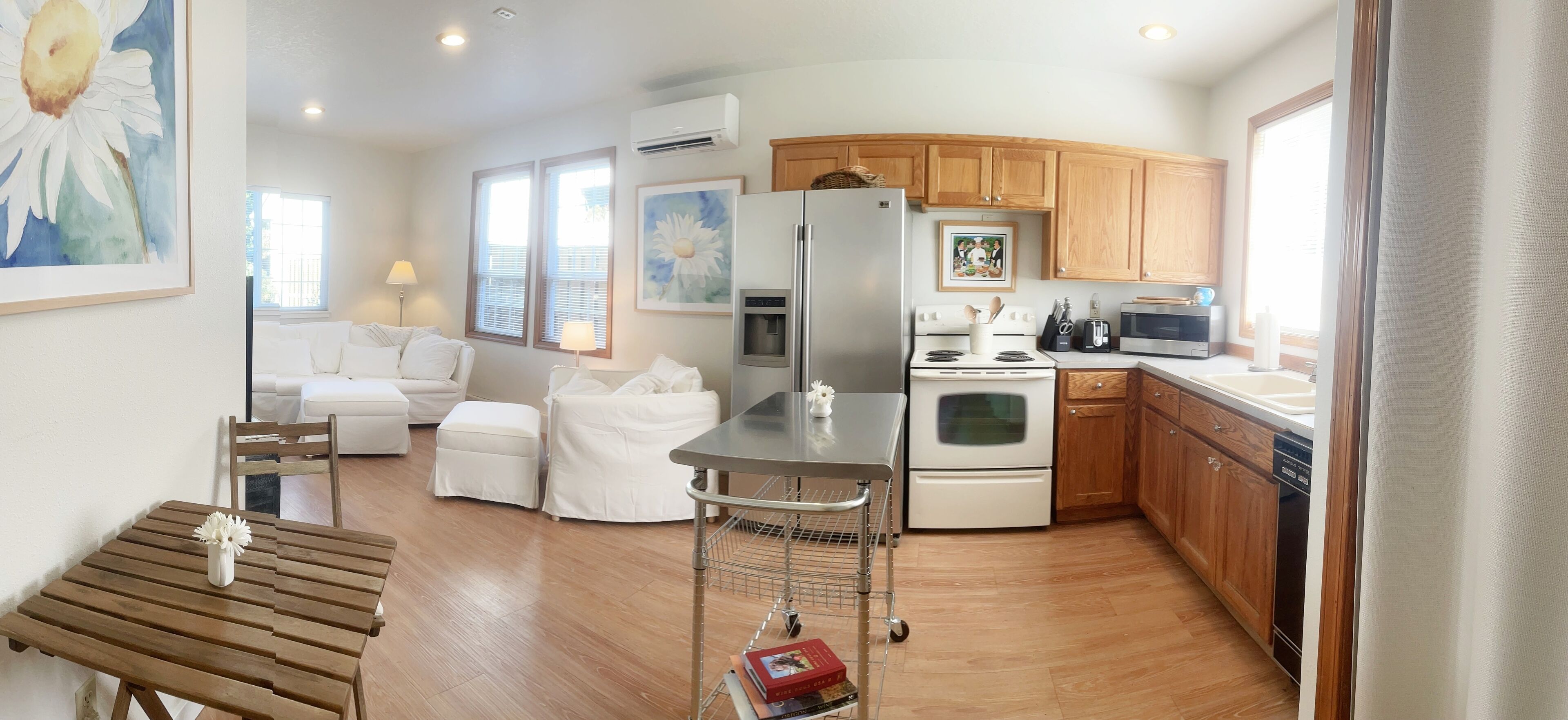 Cozy Cottage settled in the heart of beautiful Yamhill Valley wineries.