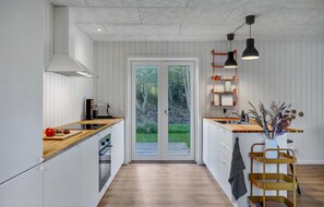Kühlschrank, Mikrowelle, Herdplatte, Geschirrspüler
