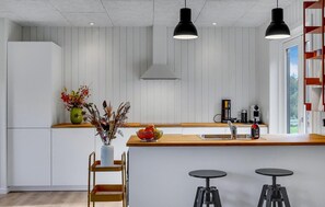 Fridge, stovetop, dishwasher, coffee/tea maker - Cozy home in Glesborg with WiFi (Glesborg)