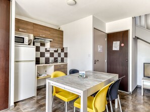 Refrigerador, microondas, parrilla de estufa y comedor 