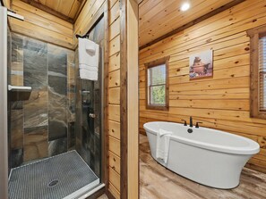 Combined shower/bathtub, towels - ERN840 - Splashin' Chalet - Brand New Cabin with Indoor Pool!  Great Location! (Pigeon Forge)