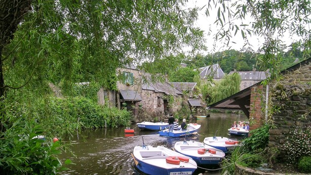 A canal with boats docked, surrounded by greenery and stone buildings. - 2 bedroom awesome home in Brélidy (Brélidy)