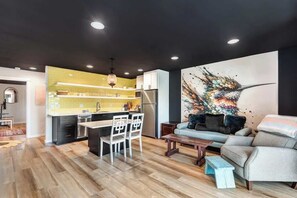 Televisión, chimenea y oficina 