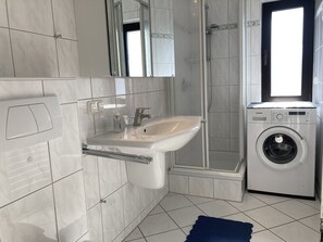 Shower, hair dryer - Vier Jahreszeiten 205 - Kiek Övern Diek - Ferienwohnung in Erster Reihe Direkt Hinterm Deich... mit (Dahme)