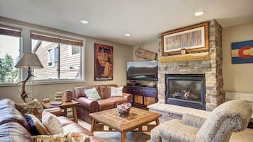 Een televisie, een open haard en een muziekbibliotheek