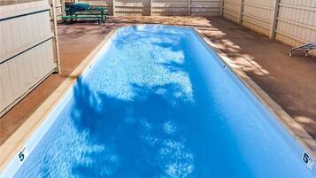 Een verwarmd zwembad