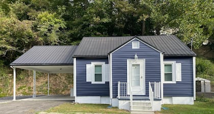 Cottage in the Heart of the Appalachian Mountains. Direct Spearhead trail access