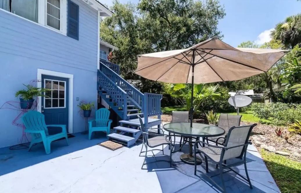 Charming Carriage House near Historic Canal Street, Minutes to the Beach!