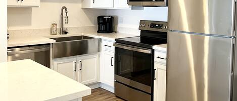 Kühlschrank, Mikrowelle, Ofen, Herdplatte