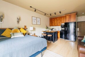 1 habitación, escritorio, tabla de planchar con plancha y wifi gratis 