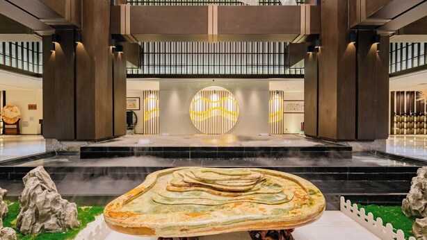 A spacious lobby with a central fountain, a high ceiling with vertical lines, and a modern design. - Grand Madison Hongjian Zhongchuan Airport (Lanzhou)