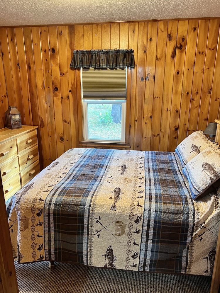 Nostalgic Northern Cabin tucked between 2 lakes & recreational river