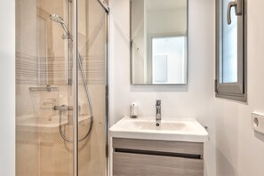 Badewanne, Haartrockner, Handtücher