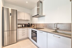 Frigorífico, horno, lavavajillas y cafetera o tetera