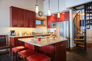 Refrigerador, microondas, tostadora y utensilios de cocina 