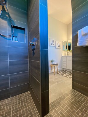 Douche, séchoir à cheveux, serviettes fournies, savon