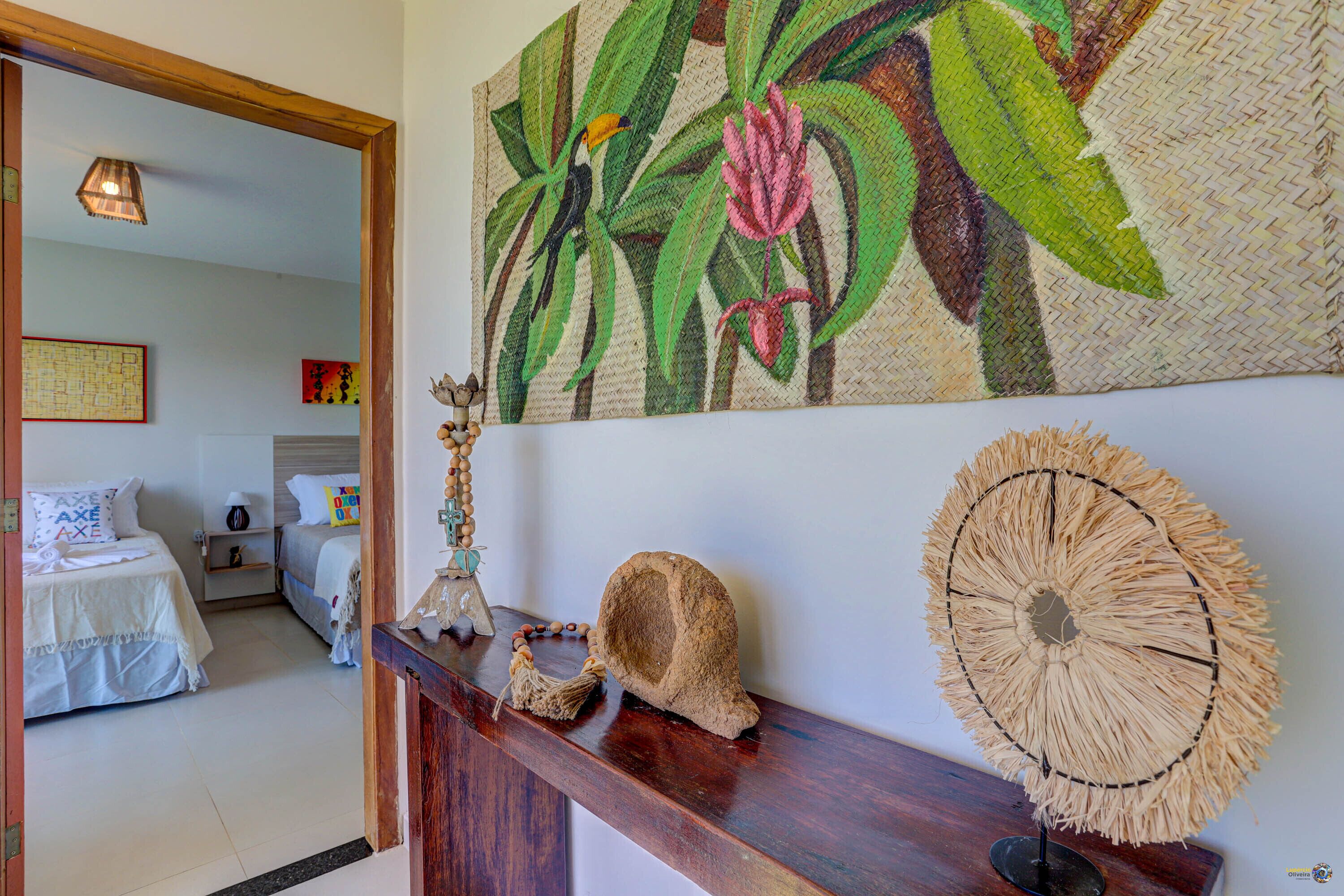 Una habitación con una cama, una cesta tejida en la pared y un tapiz tejido en la pared.