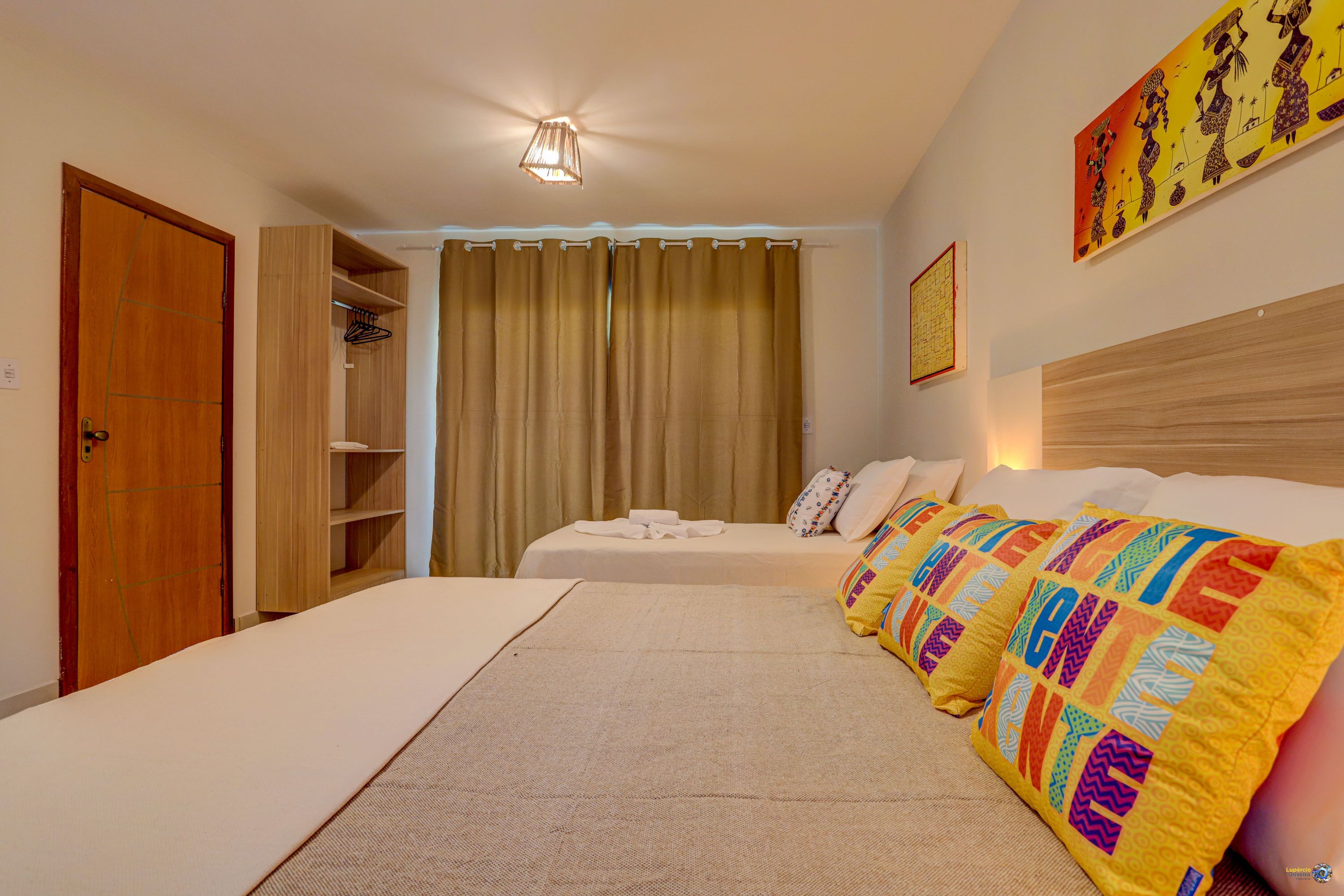 Ein Hotelzimmer mit einem Bett, einem Kleiderschrank, einer Schrankwand und einem Vorhang.
