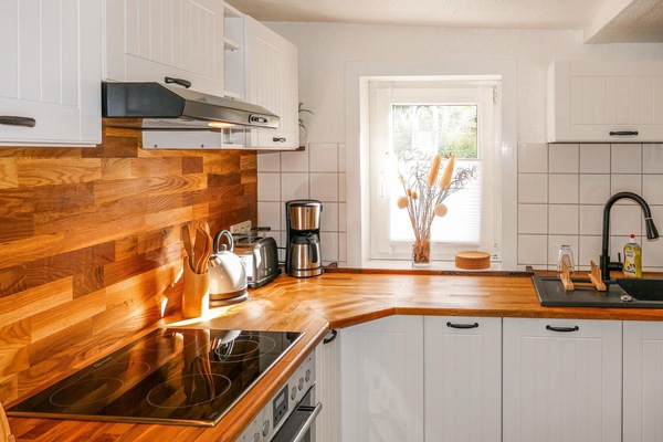 Køleskab, kogeplade, opvaskemaskine, kaffe-/temaskine