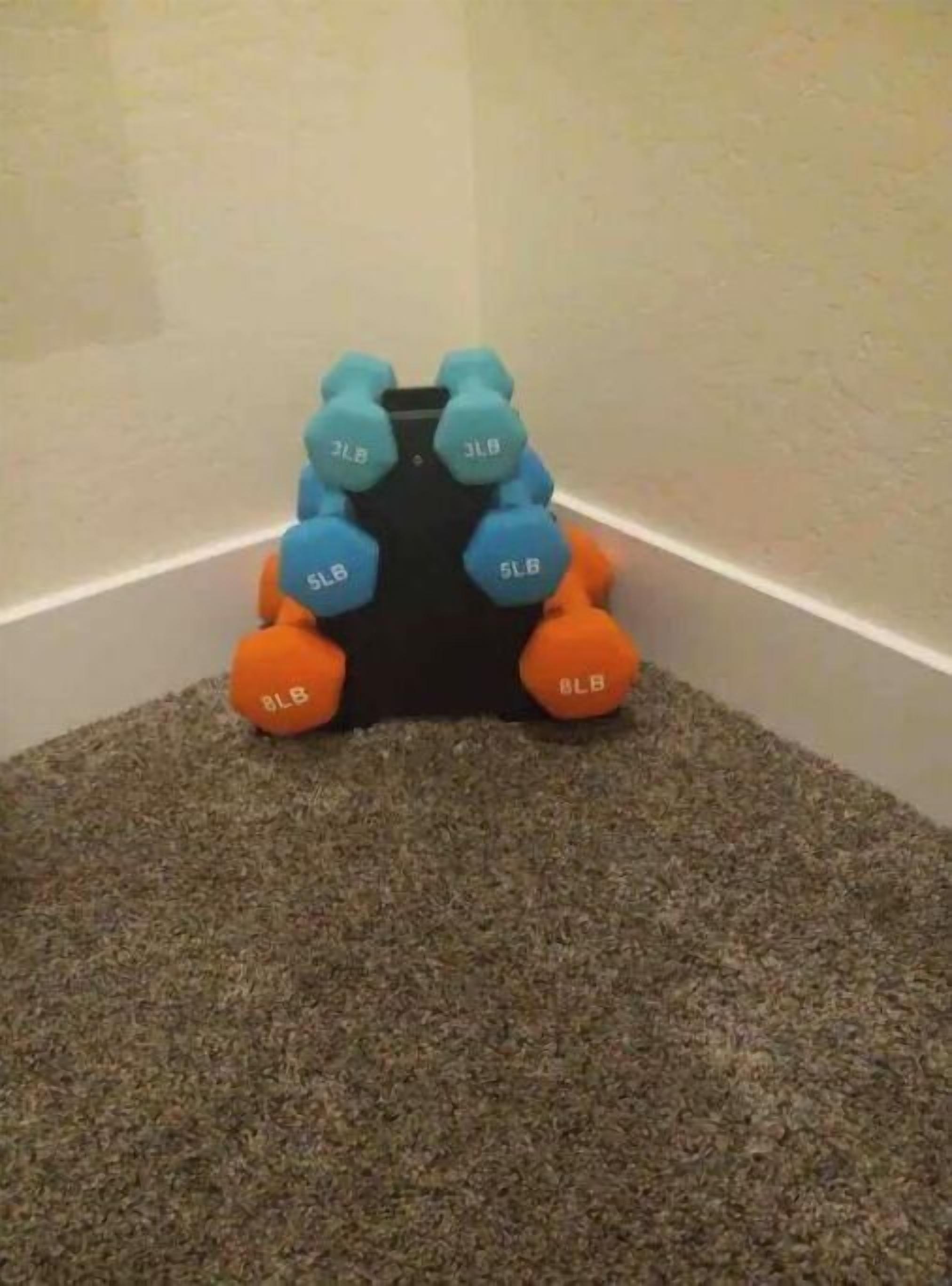 Una esquina de una habitación con suelo alfombrado y una pared.
