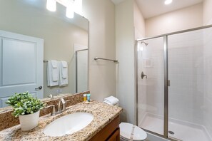 Combined shower/bathtub, hair dryer, towels