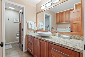 Combined shower/bathtub, hair dryer, towels