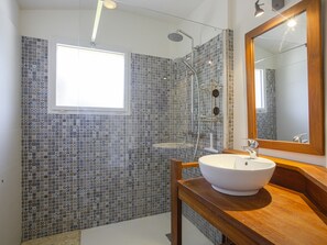Douche, sèche-cheveux, serviettes fournies, savon