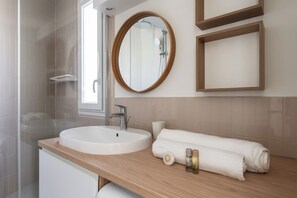 Bathtub, hair dryer, towels