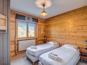 3 bedrooms, iron/ironing board, WiFi, bed sheets