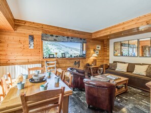 Fernseher, Kamin, Bücher