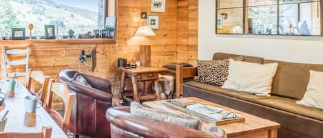 Televisie, een open haard en boeken