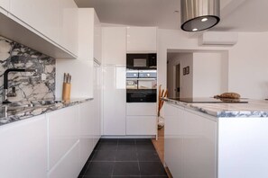 Køleskab, mikrobølgeovn, ovn, kogeplade