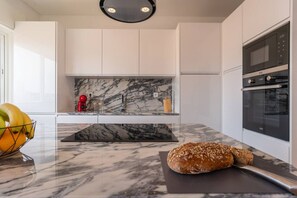 Kühlschrank, Mikrowelle, Ofen, Herdplatte