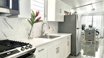 Een koelkast, een microgolfoven, een oven, een kookplaat