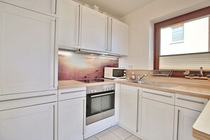 Fridge, microwave, oven, stovetop - Haus Strandallee 24 - Haus Strandallee 24 - Appartement Seemanns Meeresblick (Timmendorfer Strand)